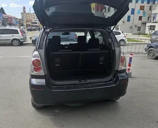 Frontansicht eines Mietwagens Toyota Corolla Verso am Flughafen von Tirana, Albanien ✓ Auto Nr.13391. ✓ Schaltgetriebe TM ✓ 0 Bewertungen.