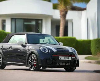 Mietwagen Mini Cooper 2022 in VAE, mit Benzin-Kraftstoff und 136 PS ➤ Ab 300 AED pro Tag.
