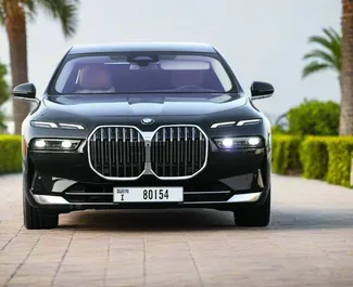 BMW 735i 2024 mit Antriebssystem Heckantrieb, verfügbar in Dubai.