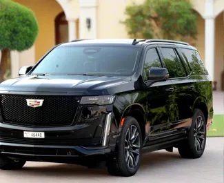 Frontansicht eines Mietwagens Cadillac Escalade in Dubai, VAE ✓ Auto Nr.13267. ✓ Automatisch TM ✓ 0 Bewertungen.