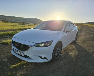 Innenraum von Mazda 6 zur Miete in Georgien. Ein großartiges 5-Sitzer Fahrzeug mit Automatisch Getriebe.