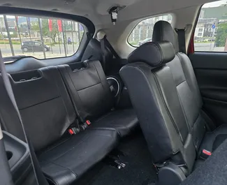 Innenraum von Mitsubishi Outlander Xl zur Miete in Georgien. Ein großartiges 7-Sitzer Fahrzeug mit Automatisch Getriebe.