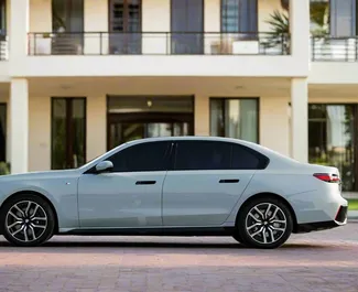 Innenraum von BMW 735i zur Miete in VAE. Ein großartiges 5-Sitzer Fahrzeug mit Automatisch Getriebe.