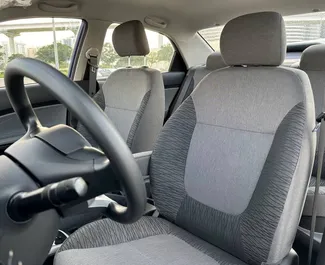 Frontansicht eines Mietwagens Kia Pegas in Dubai, VAE ✓ Auto Nr.13287. ✓ Automatisch TM ✓ 0 Bewertungen.