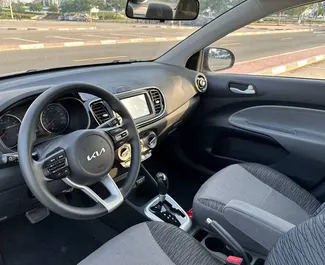 Frontansicht eines Mietwagens Kia Pegas in Dubai, VAE ✓ Auto Nr.13288. ✓ Automatisch TM ✓ 0 Bewertungen.