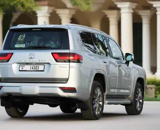 Toyota Land Cruiser 300 2023 zur Miete verfügbar in Dubai, mit Kilometerbegrenzung unbegrenzte.
