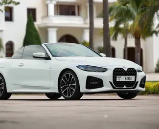 BMW 430i Cabrio 2023 mit Antriebssystem Heckantrieb, verfügbar in Dubai.