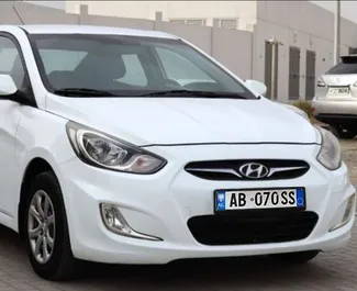 Frontansicht eines Mietwagens Hyundai Accent in Durres, Albanien ✓ Auto Nr.13404. ✓ Automatisch TM ✓ 0 Bewertungen.