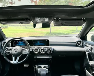 Innenraum von Mercedes-Benz A220 zur Miete in VAE. Ein großartiges 5-Sitzer Fahrzeug mit Automatisch Getriebe.