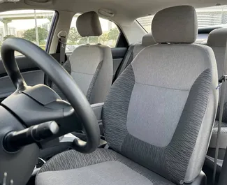 Vermietung Kia Pegas. Wirtschaft Fahrzeug zur Miete in VAE ✓ Kaution Einzahlung von 2500 AED ✓ Versicherungsoptionen KFZ-HV.
