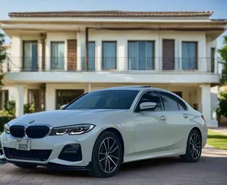 Frontansicht eines Mietwagens BMW 330i in Dubai, VAE ✓ Auto Nr.13264. ✓ Automatisch TM ✓ 0 Bewertungen.
