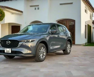 Frontansicht eines Mietwagens Mazda CX-5 in Dubai, VAE ✓ Auto Nr.13308. ✓ Automatisch TM ✓ 0 Bewertungen.