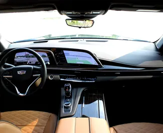 Vermietung Cadillac Escalade. Premium, Luxus, SUV Fahrzeug zur Miete in VAE ✓ Kaution Einzahlung von 2500 AED ✓ Versicherungsoptionen KFZ-HV.