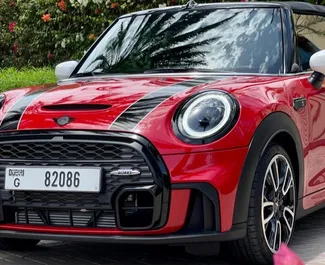 Frontansicht eines Mietwagens Mini Cooper in Dubai, VAE ✓ Auto Nr.13322. ✓ Automatisch TM ✓ 0 Bewertungen.