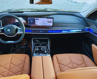 Frontansicht eines Mietwagens BMW 735i in Dubai, VAE ✓ Auto Nr.13265. ✓ Automatisch TM ✓ 0 Bewertungen.
