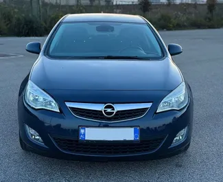 Frontansicht eines Mietwagens Opel Astra in Durres, Albanien ✓ Auto Nr.13177. ✓ Schaltgetriebe TM ✓ 0 Bewertungen.