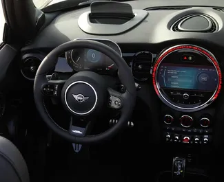 Benzin 1,5L Motor von Mini Cooper 2022 zur Miete in Dubai.