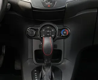 Innenraum von Ford Fiesta Ecoboost zur Miete in Montenegro. Ein großartiges 5-Sitzer Fahrzeug mit Automatisch Getriebe.
