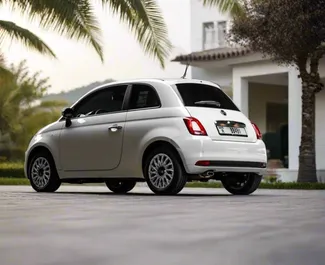 Innenraum von Fiat 500 zur Miete in VAE. Ein großartiges 4-Sitzer Fahrzeug mit Automatisch Getriebe.