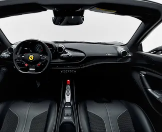 Benzin 3,9L Motor von Ferrari F8 Spider 2023 zur Miete in Dubai.