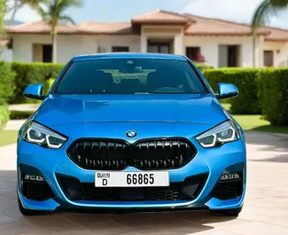 Frontansicht eines Mietwagens BMW 218i in Dubai, VAE ✓ Auto Nr.13444. ✓ Automatisch TM ✓ 0 Bewertungen.