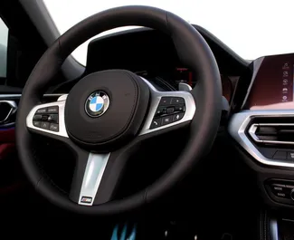 Innenraum von BMW 430i Cabrio zur Miete in VAE. Ein großartiges 4-Sitzer Fahrzeug mit Automatisch Getriebe.