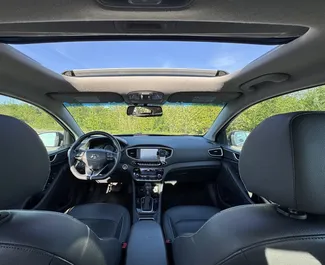 Innenraum von Hyundai Ioniq zur Miete in Georgien. Ein großartiges 5-Sitzer Fahrzeug mit Automatisch Getriebe.