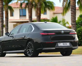 BMW 735i 2024 zur Miete verfügbar in Dubai, mit Kilometerbegrenzung unbegrenzte.