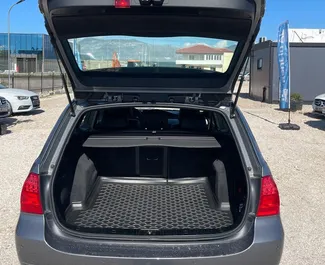 Frontansicht eines Mietwagens BMW 3-series Compact am Flughafen von Tirana, Albanien ✓ Auto Nr.13245. ✓ Automatisch TM ✓ 0 Bewertungen.