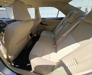 Innenraum von Toyota Camry zur Miete in Georgien. Ein großartiges 5-Sitzer Fahrzeug mit Automatisch Getriebe.