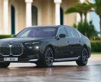Innenraum von BMW 735i zur Miete in VAE. Ein großartiges 5-Sitzer Fahrzeug mit Automatisch Getriebe.