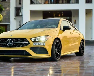 Frontansicht eines Mietwagens Mercedes-Benz CLA250 in Dubai, VAE ✓ Auto Nr.13466. ✓ Automatisch TM ✓ 0 Bewertungen.