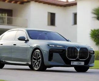 Frontansicht eines Mietwagens BMW 735i in Dubai, VAE ✓ Auto Nr.13335. ✓ Automatisch TM ✓ 0 Bewertungen.