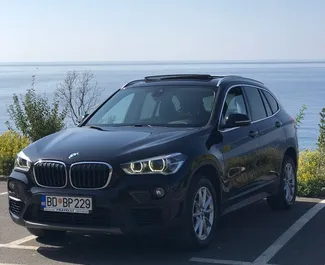 Innenraum von BMW X1 zur Miete in Montenegro. Ein großartiges 5-Sitzer Fahrzeug mit Automatisch Getriebe.