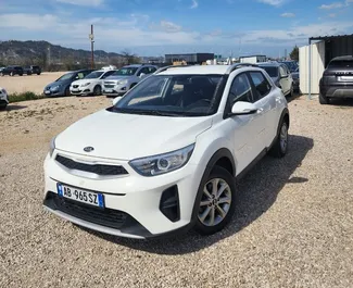 Frontansicht eines Mietwagens Kia Stonic am Flughafen von Tirana, Albanien ✓ Auto Nr.13253. ✓ Automatisch TM ✓ 0 Bewertungen.