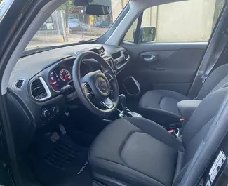 Innenraum von Jeep Renegade zur Miete in Georgien. Ein großartiges 5-Sitzer Fahrzeug mit Automatisch Getriebe.