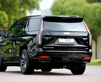 Innenraum von Cadillac Escalade zur Miete in VAE. Ein großartiges 7-Sitzer Fahrzeug mit Automatisch Getriebe.