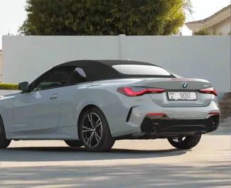 Innenraum von BMW 430i Cabrio zur Miete in VAE. Ein großartiges 4-Sitzer Fahrzeug mit Automatisch Getriebe.