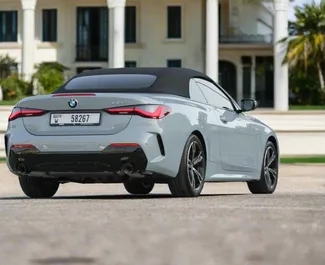 BMW 430i Cabrio 2025 mit Antriebssystem Heckantrieb, verfügbar in Dubai.
