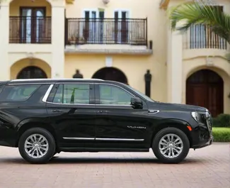 Benzin 5,3L Motor von GMC Yukon 2023 zur Miete in Dubai.