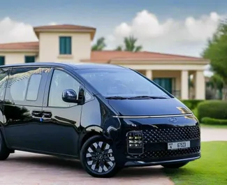 Benzin 2,2L Motor von Hyundai Staria 2023 zur Miete in Dubai.