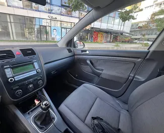 Frontansicht eines Mietwagens Volkswagen Golf 5 am Flughafen von Tirana, Albanien ✓ Auto Nr.13392. ✓ Schaltgetriebe TM ✓ 0 Bewertungen.