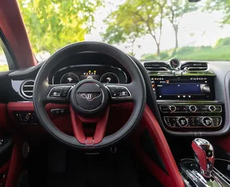 Bentley Bentayga 2023 zur Miete verfügbar in Dubai, mit Kilometerbegrenzung unbegrenzte.
