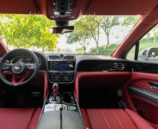 Benzin 4,0L Motor von Bentley Bentayga 2023 zur Miete in Dubai.