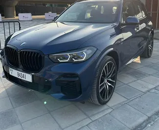 Frontansicht eines Mietwagens BMW X5 in Dubai, VAE ✓ Auto Nr.13576. ✓ Automatisch TM ✓ 0 Bewertungen.