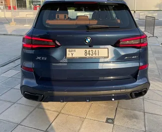 Innenraum von BMW X5 zur Miete in VAE. Ein großartiges 5-Sitzer Fahrzeug mit Automatisch Getriebe.