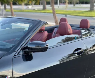 Frontansicht eines Mietwagens BMW 420i Cabrio in Dubai, VAE ✓ Auto Nr.13572. ✓ Automatisch TM ✓ 0 Bewertungen.