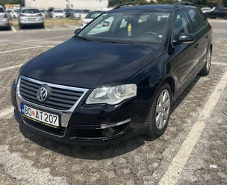 Frontansicht eines Mietwagens Volkswagen Passat in Budva, Montenegro ✓ Auto Nr.4258. ✓ Automatisch TM ✓ 0 Bewertungen.