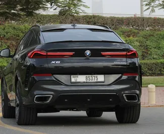 Innenraum von BMW X6 zur Miete in VAE. Ein großartiges 5-Sitzer Fahrzeug mit Automatisch Getriebe.