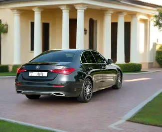 Innenraum von Mercedes-Benz C300 Coupe zur Miete in VAE. Ein großartiges 5-Sitzer Fahrzeug mit Automatisch Getriebe.
